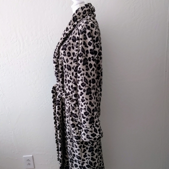Oscar de la Renta Leopard Print Plush Robe - Picture 2 of 12